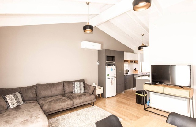 Eliza Lee - 2/50 Gippsland Street