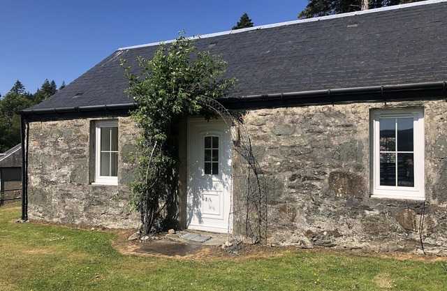 Ellary Cottage - Cosy, Romantic Water-side Escape, Sleeps 2-4 open fire