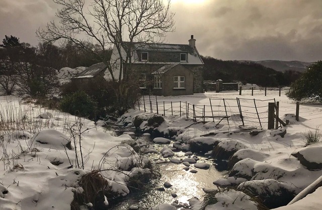 Ellary Farmhouse - Situated Between 2 Beaches - Loch Views & Courtyard