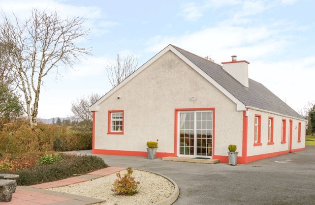 ELLEN'S COTTAGE, family friendly in Mountcharles, County Donegal