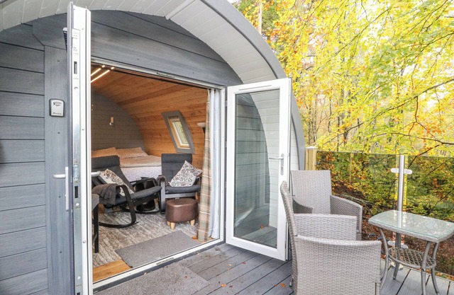 ELLERIC PODS - THE LAST RESORT, pet friendly, with a garden in Appin