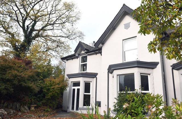 ELLIE'S LODGE, family friendly, with hot tub in Ulverston