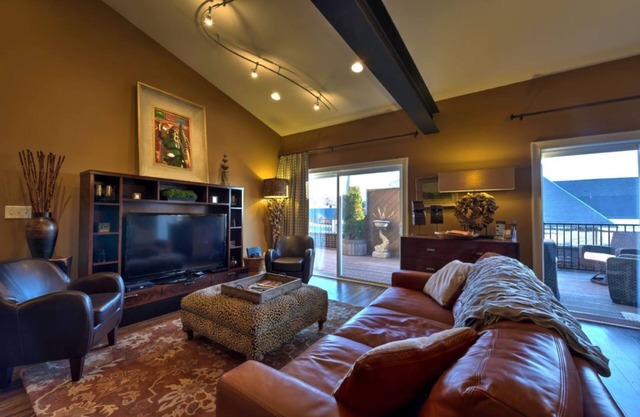 Ellington Loft | City Views + Biltmore Pass | Walk to Everything