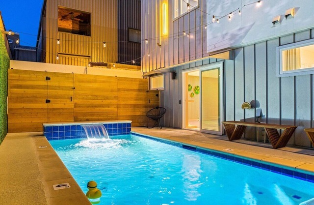 Ellum House · Modern Oasis in Deep Ellum–Spacious Home Sleeps 14