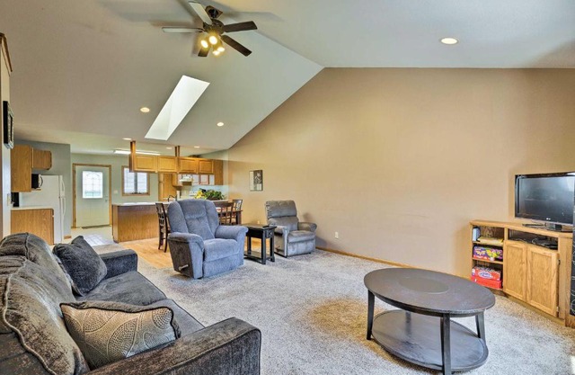 Elwood Townhome with Patio - 7 Mi to Johnson Lake