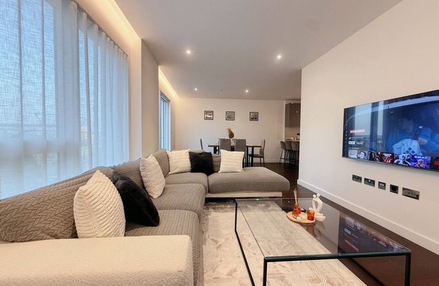 Embassy Sky 3BR: Luxe Flat w/Balcony, Nine Elms