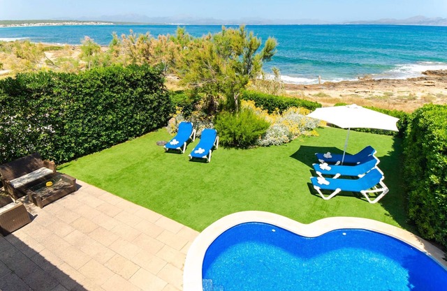 EMBAT - Seafront house with garden, pool and bbq.
