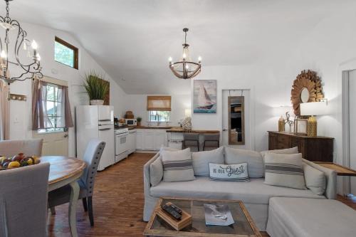 Emerald Cottage- Lake Front & Kayaks On Hgtv