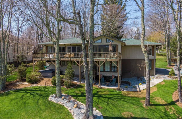 Emerald Escape - Theater room, hot tub, ping pong table, by the 5th green of Beech Mtn Golf