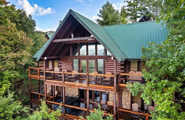 Emotional Rescue 4 BR Log Lodge, Unsurpassed Mt Le Conte views, Privacy, Luxury