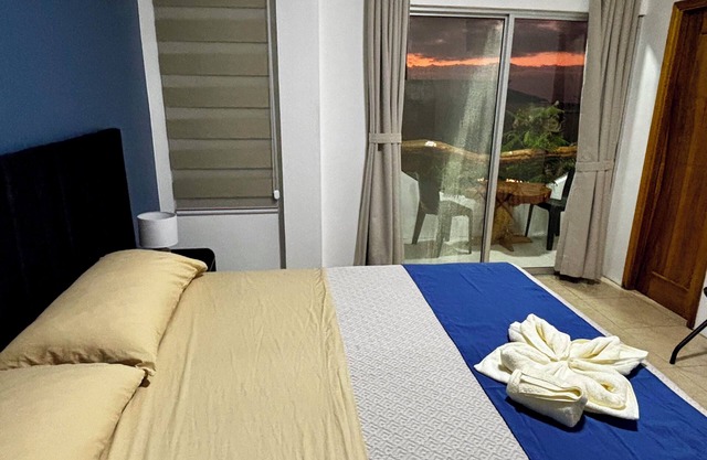 Encantadora Suite a pocos pasos de playa Mann, con TV, AC, Baño, Wifi,Nevera