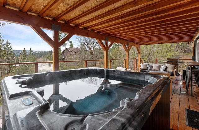 Enchanted Hideaway - Lake View, Hot Tub, Fireplace, Deck, Barbecue