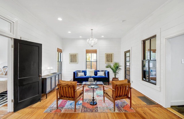 Enchanting Bungalow with Private Detached Studio, Close to South Congress!