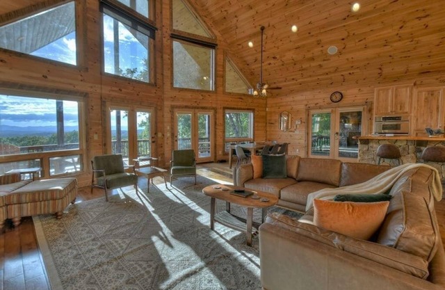 Endless Views~ Hot Tub ~ Movie Theater ~ Firepit
