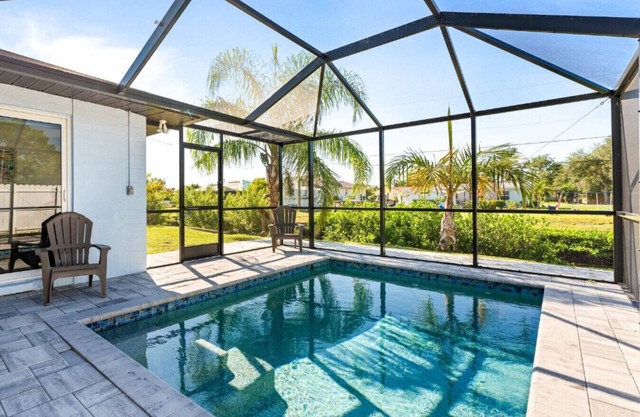 Englewood Escape: 3BR Water-Front with Pool