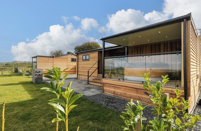 ENIA (LODGE 2), pet friendly, with hot tub in Corwen