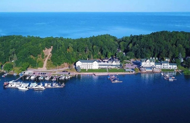 ENJOY 2 LAKES: NEW Portage Lakefront condo-HOT TUB OPEN ALL WINTER!