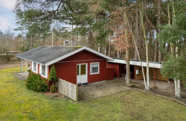 Enjoy a wonderful vacation in this vacation home by the sea.