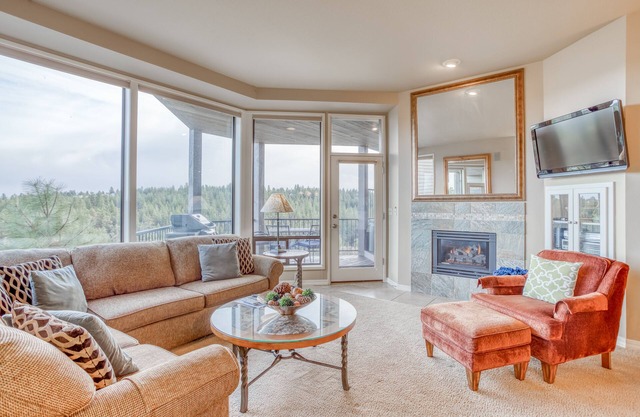 Enjoy Deschutes River Views from Beautiful 1-Bedroom Mt. Bachelor Village Condo!