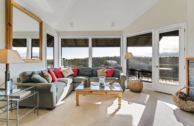 Enjoy Deschutes River Views from Beautiful 3-Bedroom Mt. Bachelor Village Condo!