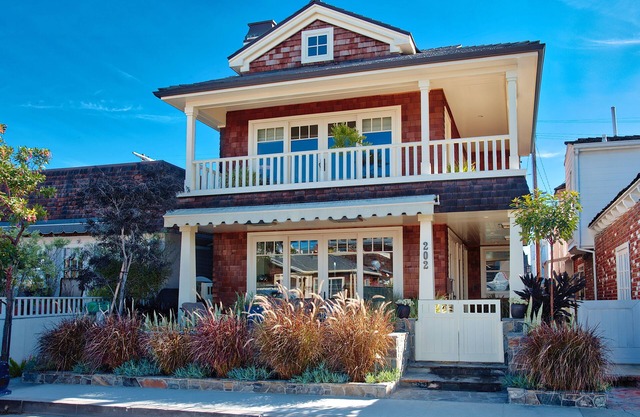 Enjoy the Balboa Experience in this beautiful Craftsman house!