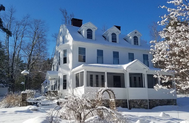 Enjoy the beauty of the White Mountains in comfort. Ideal for multi generations!