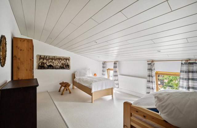 Enjoy your holiday in this pleasant holiday home in beautiful scenic surroundings.