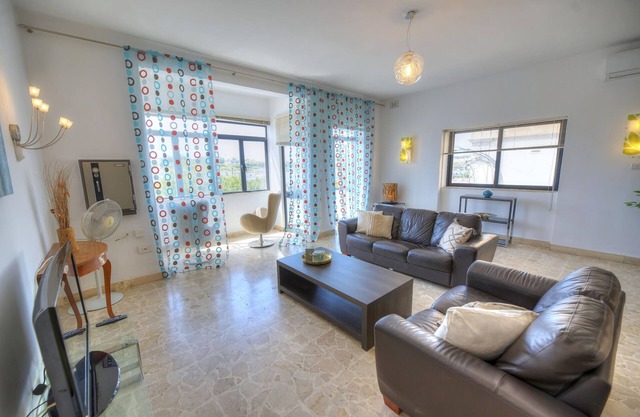 Enormous 3bedroom seafront with balcony PDEH1-1