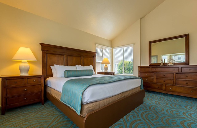 Ensuring a Very Comfortable with a 2 Bedroom Condo! Kitchen, Free Parking!