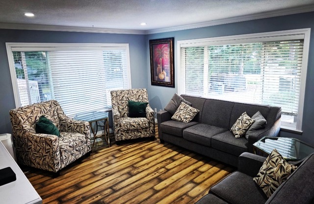 Entertainers dream house on acreage in city! Sleeps 15!