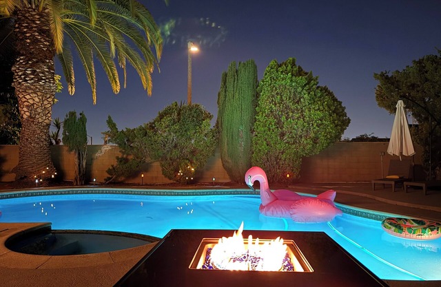 Entire 4 LG Queen BED with large Pool, patio, BBQ, Firepit good for Summer!