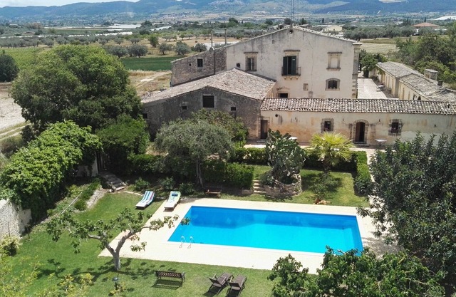 Entire and Magnificent Ancient Sicilian Villa with farmers' and Baron's houses