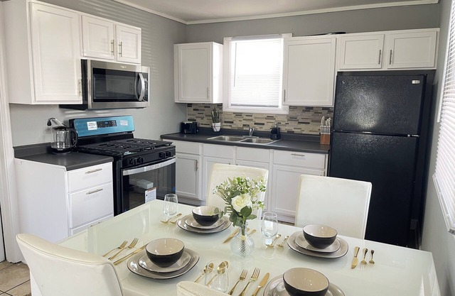 Entire Cozy Home + Free Parking + Fast Wi-Fi & Located in Central Area