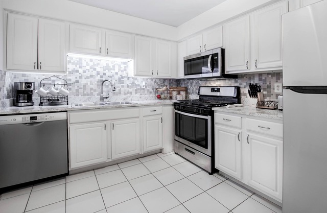 Entire family friendly condo close to Naval Base, Vernon Hills, & Libertyville.