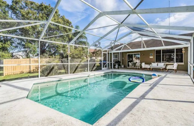 Entire home, Heated Pool, Lake view and Gazebo!