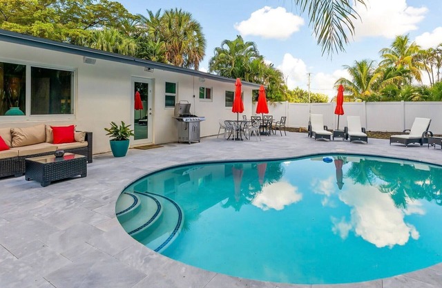 Entire Home with Pool Near Wilton Dr- Las Olas, Airport, Beachn