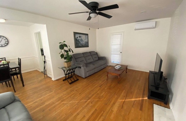 Entire House 900 S.F. 2 bed/1 bath 15 mins from DownTown Los Angeles