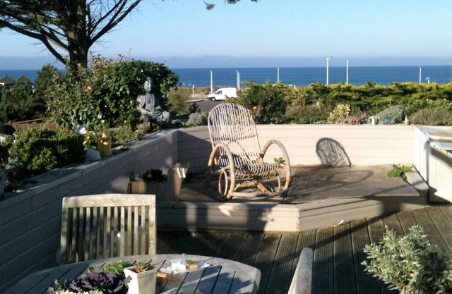 Entire house facing the Chausey Islands, sea view. Beach nearby. On foot