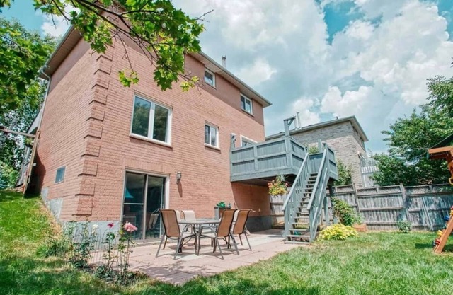 Entire place, Ground level walkout Basement with Huge backyard