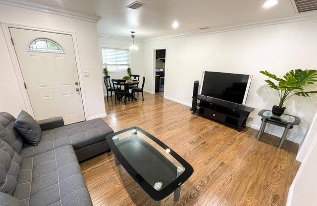 Entire Remodeled House 2B1B in LA w/self check-in