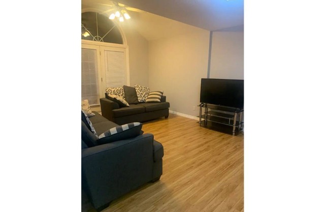 Entire top floor huge 1 bedroom apt private entry!