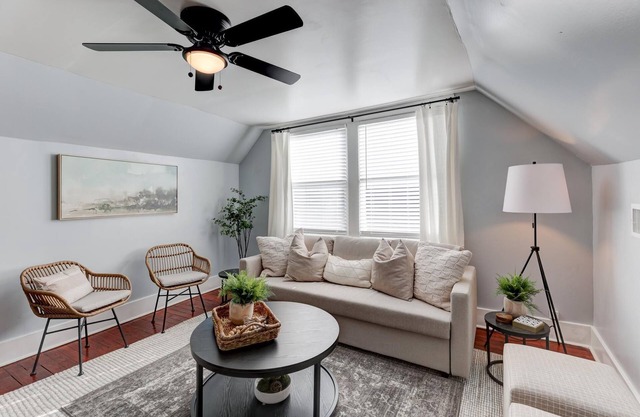 ENTIRE UNIT: Charming 1BR Midtown Oasis - Walk to Dining, Parks, and More