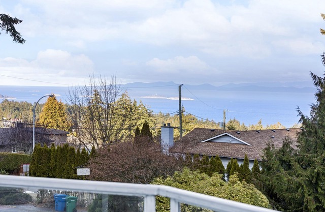 Entire Villa! Ocean view, Hot Tub, Center location! 4 mins to beach front!