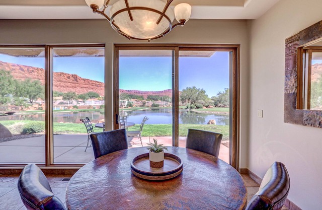 Entrada Oasis 1 BR Waterside Villa w/full Kitchen & Private Garage