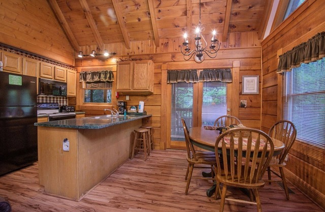 Er51 - Natures Grace Retreat - Great Location. Close To All The Action! 2 Bedroom Cabin by RedAwning