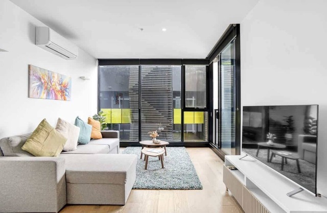 ErgoModern NorthMelbourne Apt w balcony, pool, gym
