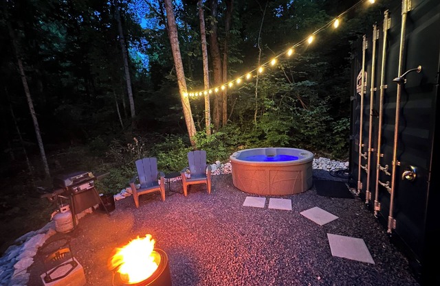 ESCAPE!-In The Woods of Red River Gorge!-Hot Tub-High Speed WIFI!-Outdoor Shower