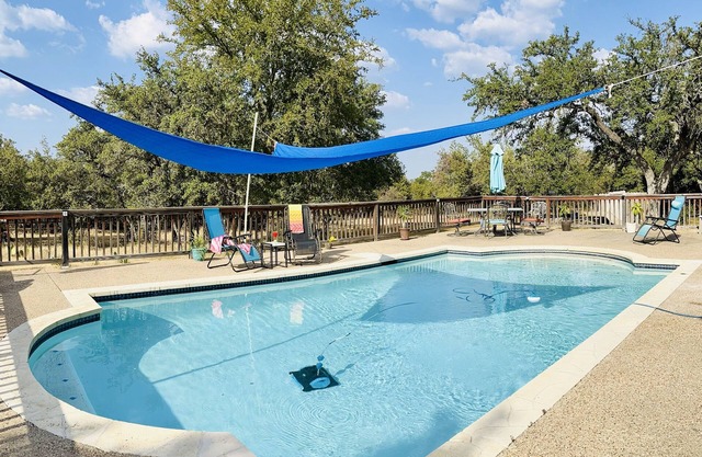 Escape the city noise & enjoy Country Life with Wineries near by