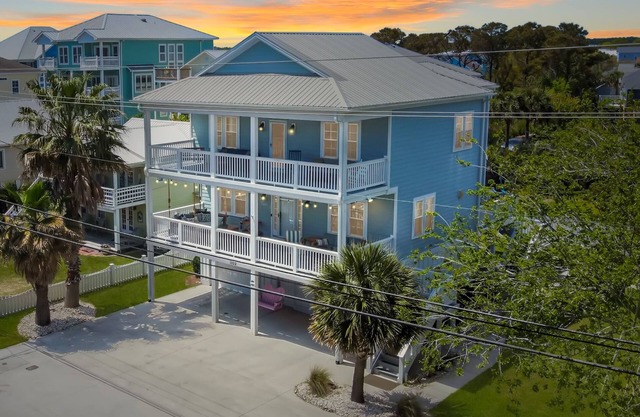 Escape to a Luxury Beach Paradise - Quick Walk to Beach & Shops - Dog Friendly
