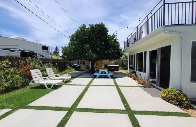 Escape to a Stylish-Villa in North Hollywood with private garden & jacuzzi